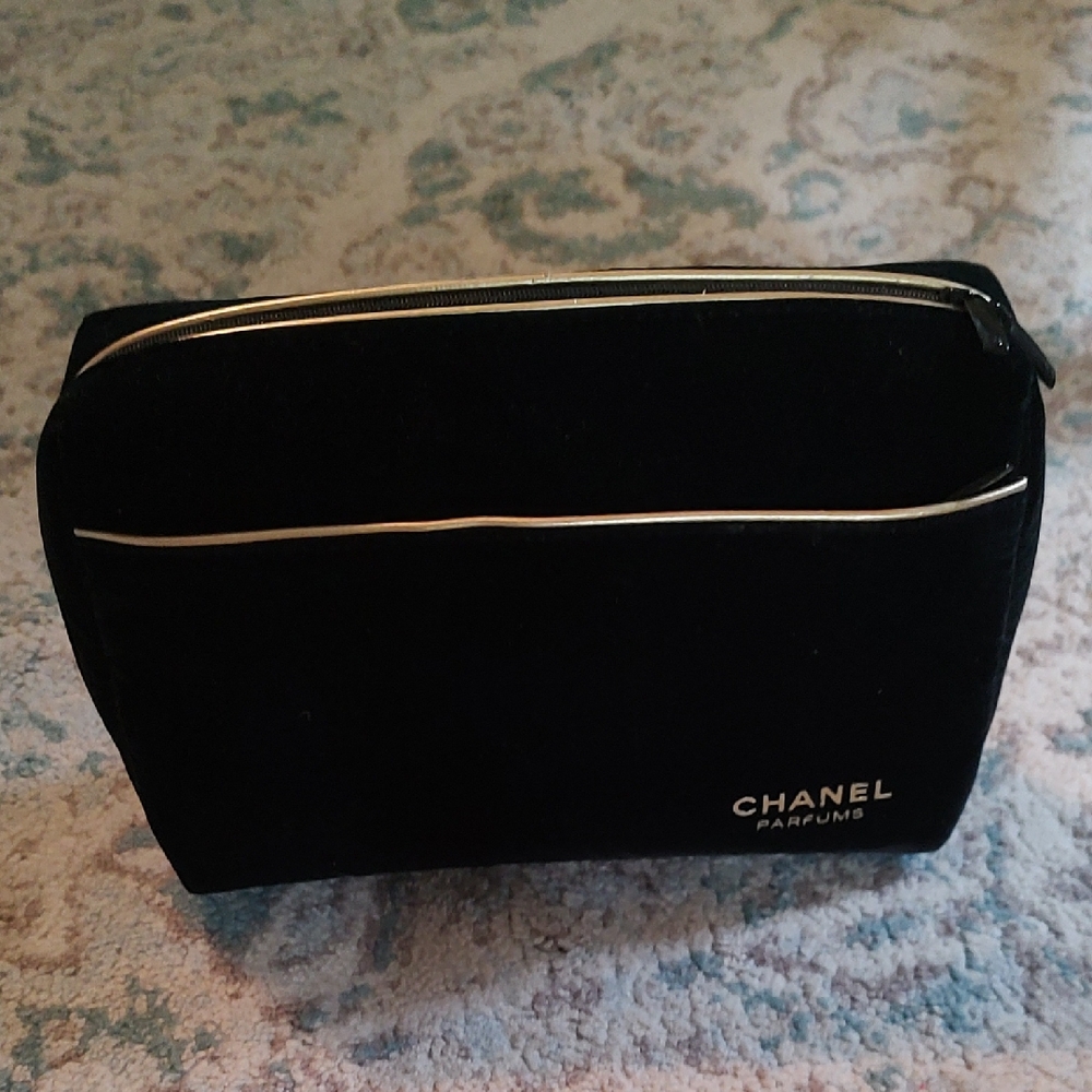 Black Velvet Parfums Pouch